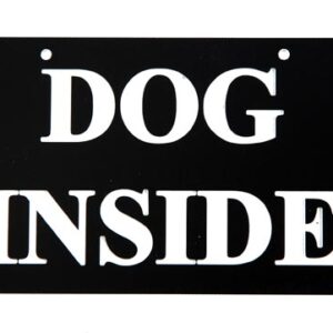 Skilt:  DOG INSIDE.