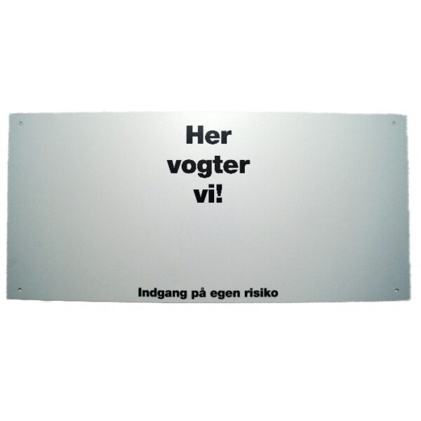 Skilt "Vi vogter her" i hvid plast